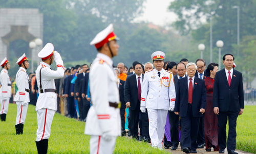 Ảnh: Đại biểu Quốc hội viếng Chủ tịch Hồ Chí Minh