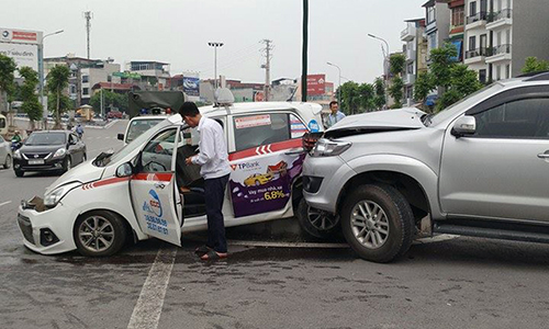 Hà Nội: Ô tô đâm liên hoàn, hai mẹ con nhập viện 