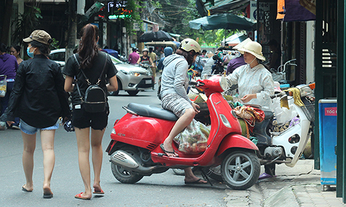 Ảnh: Nhức nhối xe bán trái cây lấn chiếm lòng đường ở HN