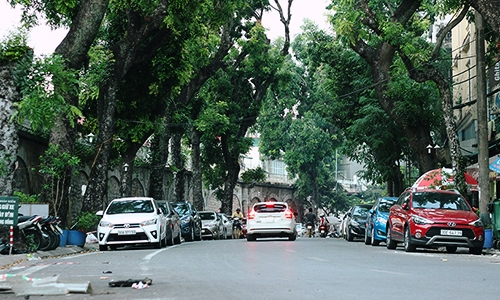 Nhếch nhác vỉa hè mặt vòm phố Phùng Hưng trước ngày “lột xác“