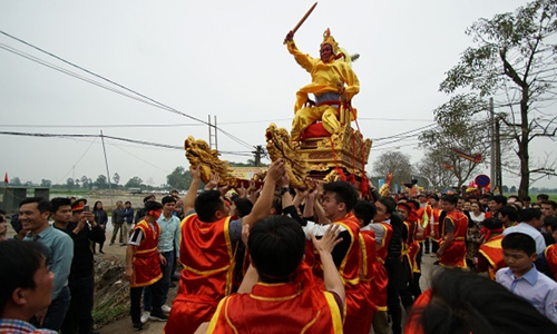 Biển người chen chân nhận lộc của "vua sống" ở lễ rước độc đáo