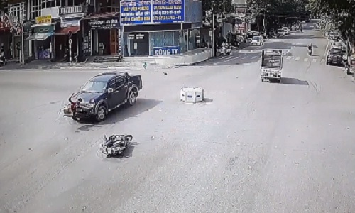 Video: Tranh cãi ô tô tông phụ nữ đi xe máy bay lên nắp capo 