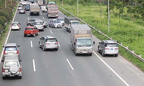 Ô tô đua nhau quay đầu, đường Đại lộ Thăng Long náo loạn