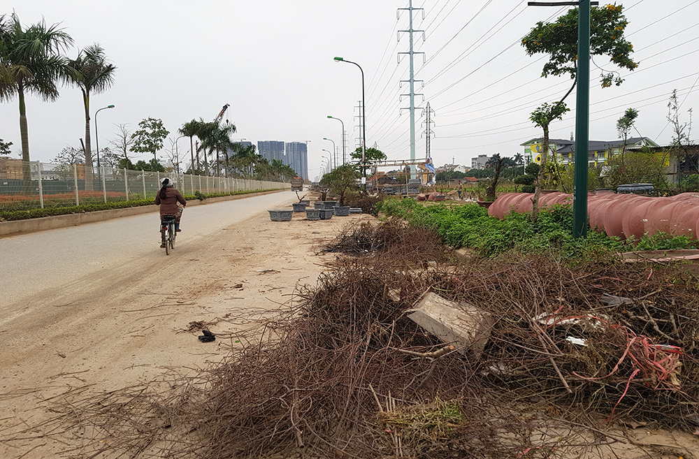 Hà Nội: Dân ngán ngẩm đi trên con đường nhếch nhác, bụi bẩn