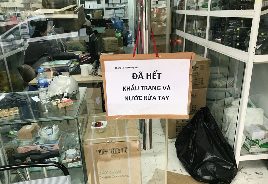 Hàng loạt nhà thuốc treo biển hết, giới hạn khẩu trang, nước rửa tay phòng dịch corona