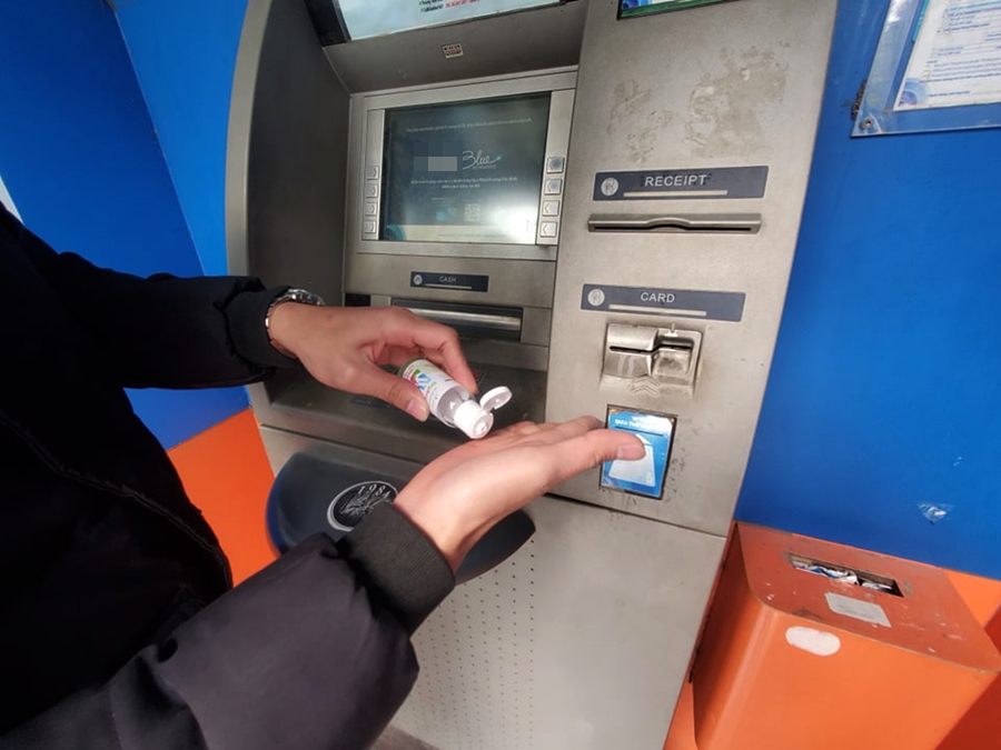 Cây ATM ở Hà Nội cáu bẩn, khách sợ Covid-19 phải mang theo nước rửa tay 