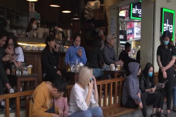 Video: vừa nới cách ly, cafe san sát người, trà đá vỉa hè vô tư hoạt động 