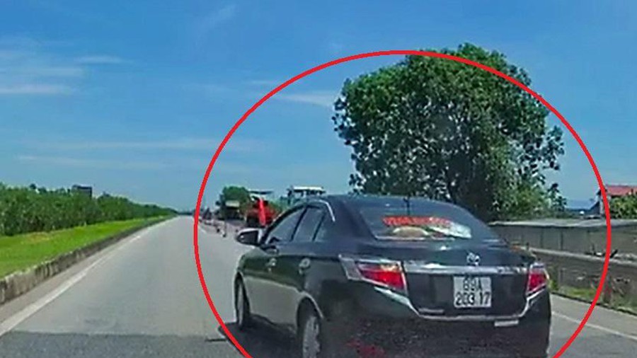 Video: Ôtô đi lùi ở làn 100 km/h trên cao tốc