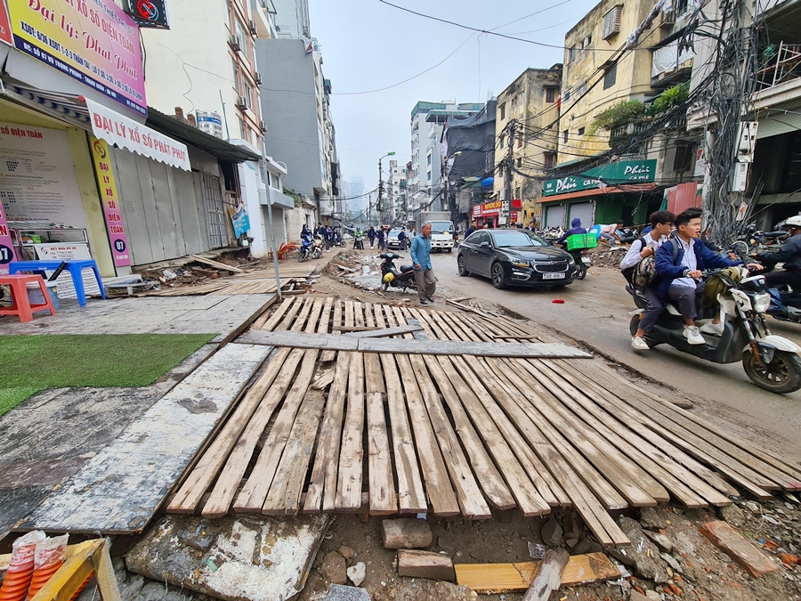 Dự án mở rộng phố Vũ Trọng Phụng rùa bò, dân Thủ đô khổ sở bắc cầu vào nhà 