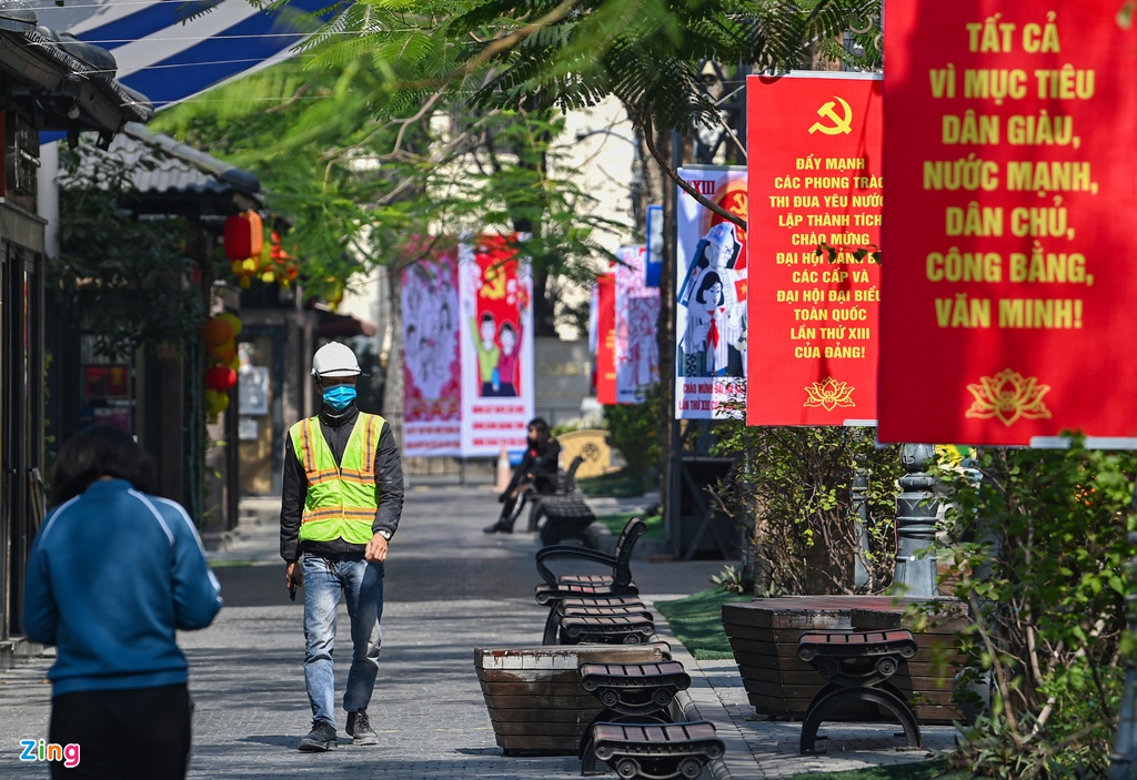 Trang hoàng đường phố chào mừng Đại hội Đảng XIII