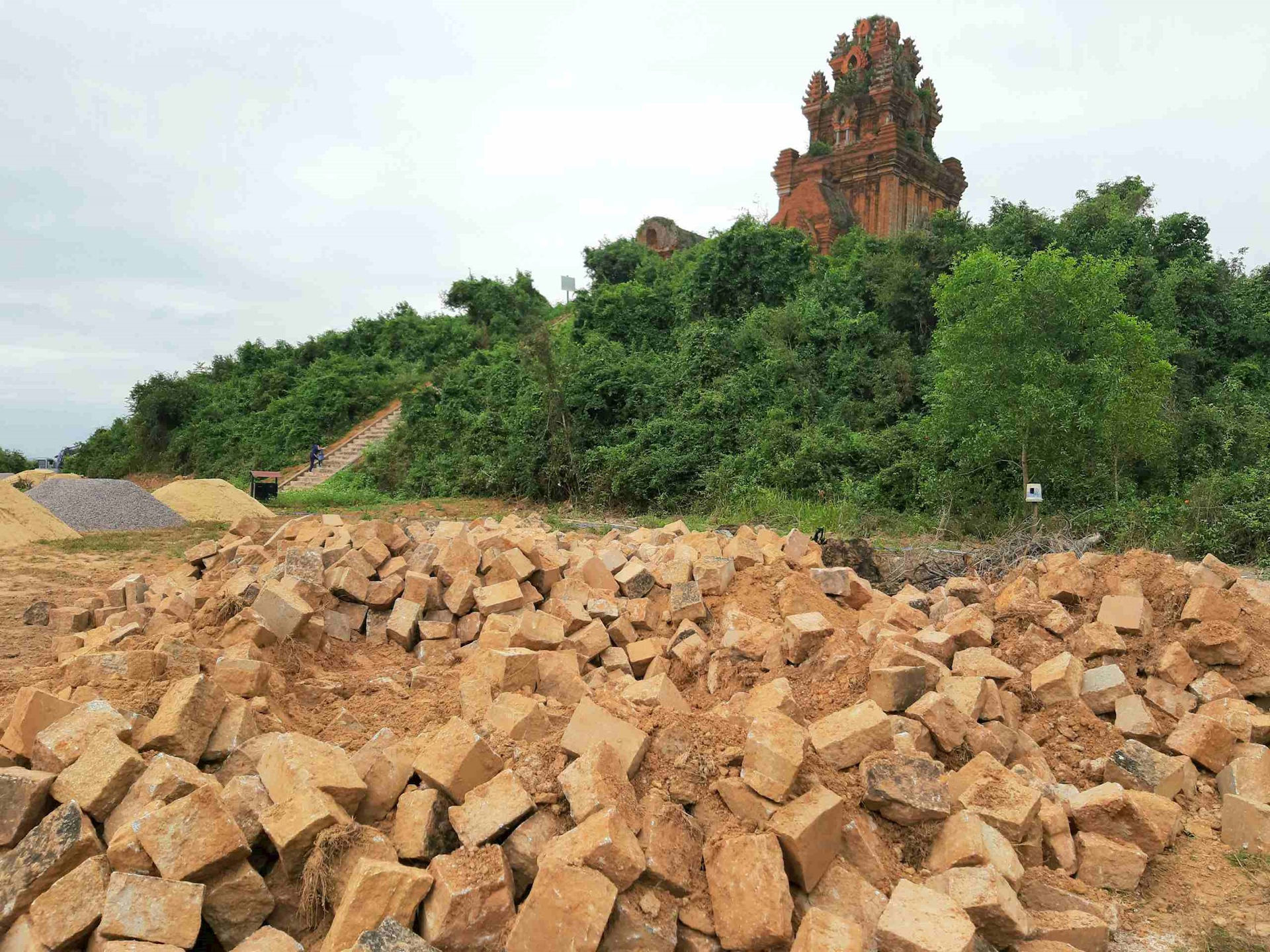 Tận mục công trình tu bổ di tích tháp cổ ở Bình Định vừa bị thanh tra “tuýt còi“