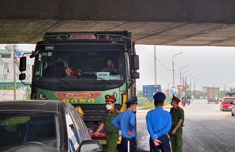 Thanh tra GTVT và CS môi trường “đột kích” xe quá tải: Doanh nghiệp đến xin xử phạt... "nhẹ"