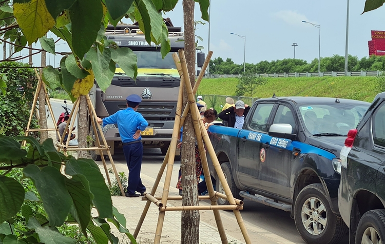 Xe tải cơi nới thành thùng bị Thanh tra GTVT chốt chặn, tài xế gọi doanh nghiệp đến xin