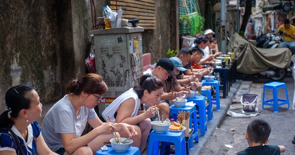 Phở Michelin ở Hà Nội, khách xếp hàng chờ, tự bê và ngồi vỉa hè thưởng thức