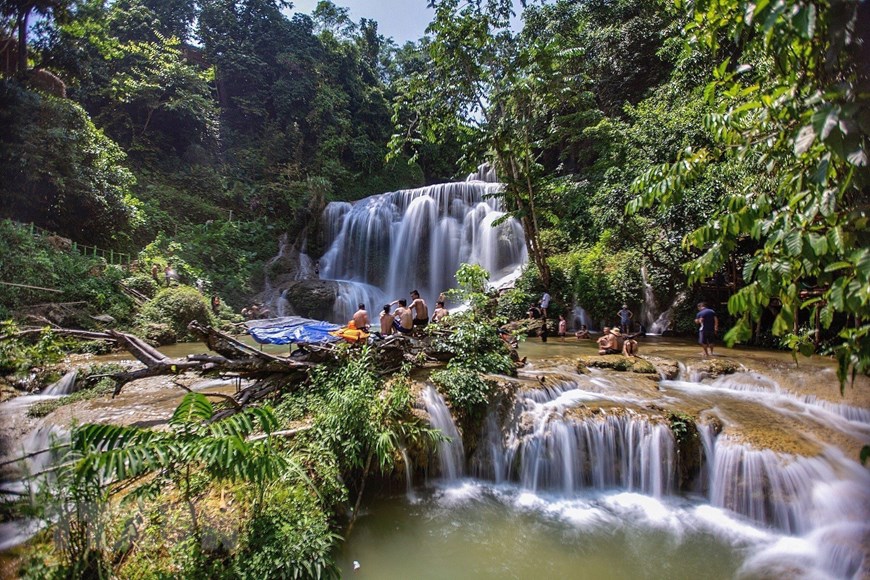 Chiêm ngưỡng vẻ đẹp tự nhiên, nguyên sơ của Thác Mu ở Hòa Bình