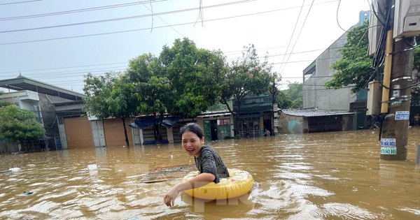 Mưa lớn, ngập sâu, người dân bơi phao trên phố Lào Cai