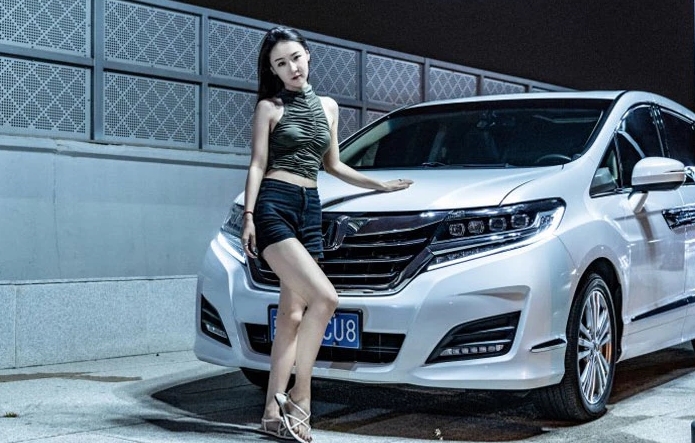 Hot girl người Trung Quốc khoe vóc dáng mảnh mai bên xe Honda 