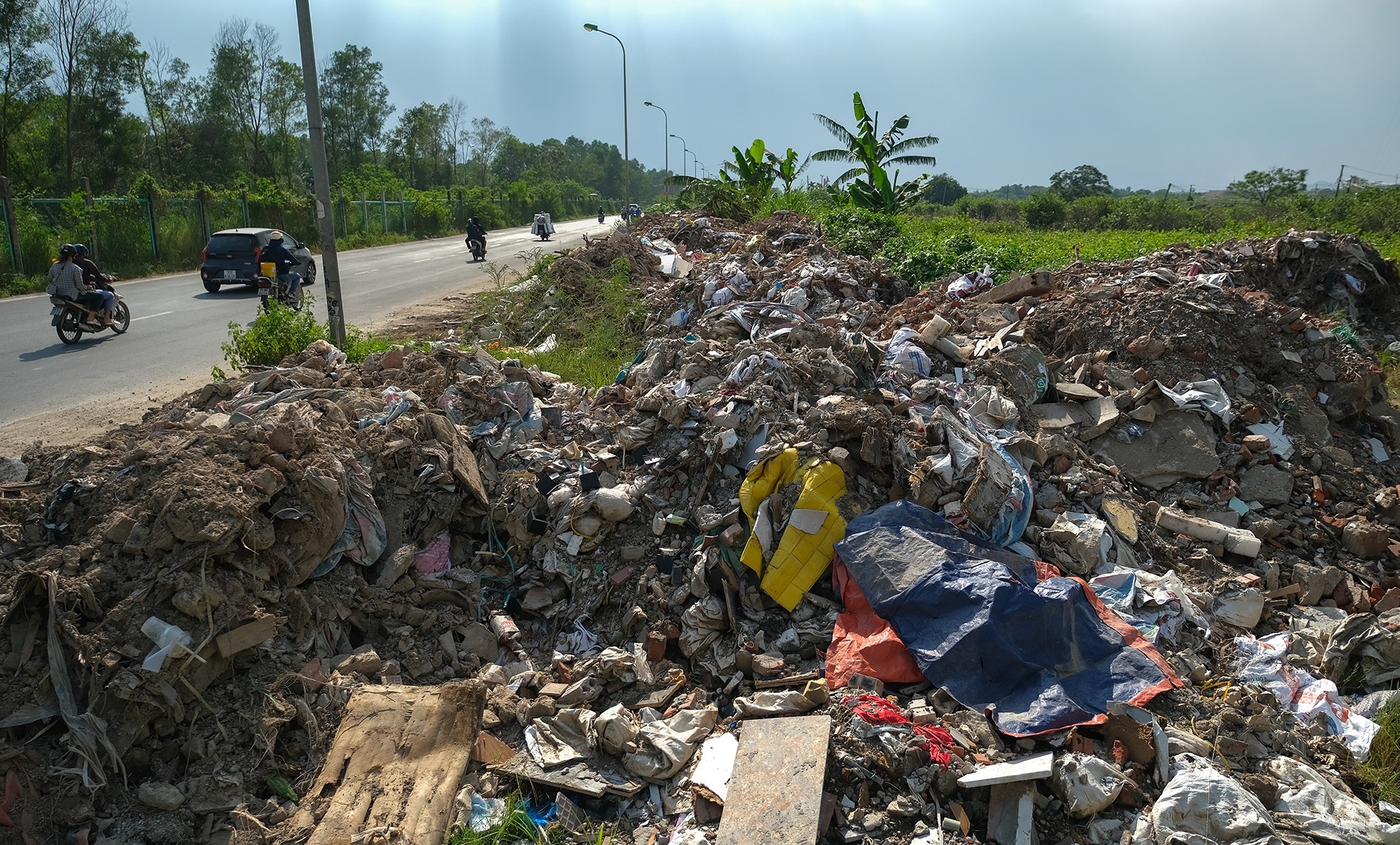 Rác thải bủa vây đường gom đại lộ Thăng Long