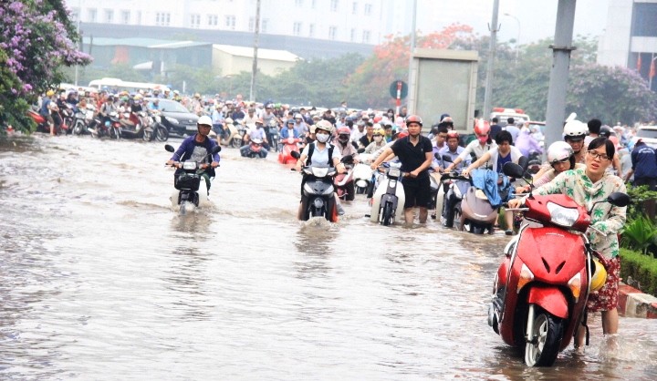 Giao thông Hà Nội gần như tê liệt vì ngập lụt sau mưa