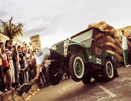 Thót tim xem hàng trăm xe Jeep biểu diễn bốc đầu