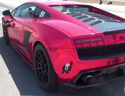 Siêu xe Lamborghini Gallardo lạc tay lái lao ra vệ đường