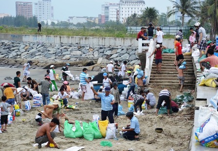 Nghề “hot” cá kiếm ngày siêu bão Haiyan càn quét