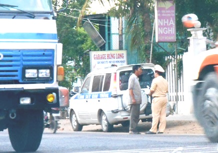 Đầy nghi ngờ khi CSGT “bơ” xe vua cày nát quốc lộ