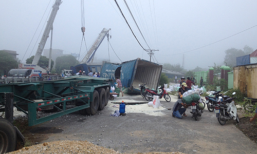 Hiện trường vụ tàu hỏa đâm container, 300 hành khách hoảng loạn