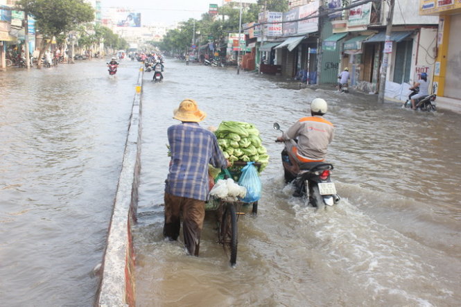 Triều cường, đường phố Sài Gòn thành sông, hàng quán đóng cửa