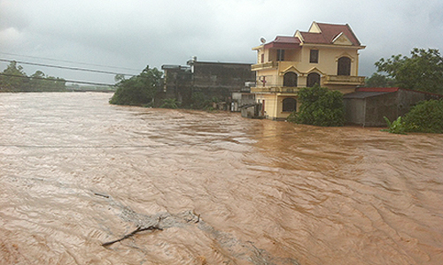 Vỡ đập, một thị trấn ở Quảng Ninh bị nước lũ nhấn chìm