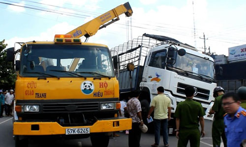 Toàn cảnh tai nạn khiến 2 cô gái dính chặt dưới bánh xe tải