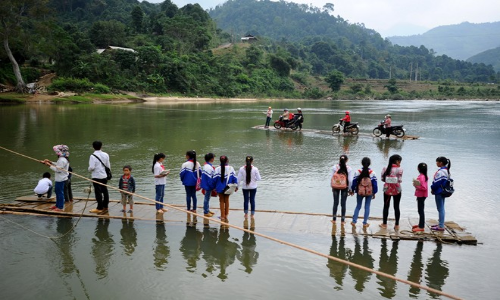 “Nín thở” xem học sinh kéo dây qua suối trên mảng bè ọp ẹp