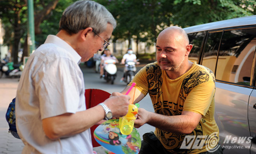 Ông Tây bán hàng rong Hà Nội vì... con gái VN xinh