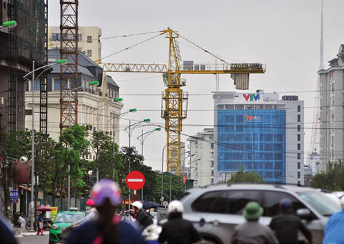 Nguy hiểm “treo trên đầu” tại công trường các dự án BĐS