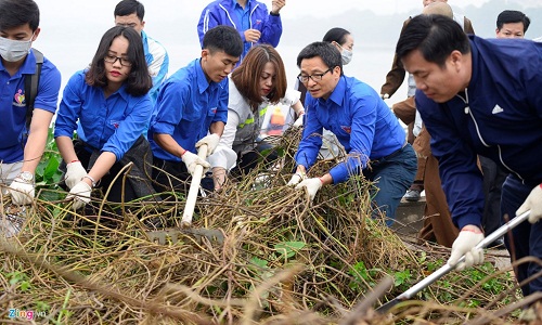 Ảnh Phó thủ tướng Vũ Đức Đam cùng sinh viên dọn rác