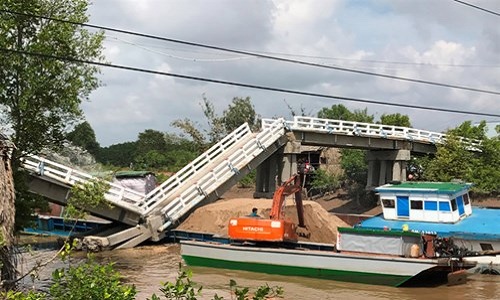 Hiện trường vụ sà lan đâm sập cầu ở Cà Mau