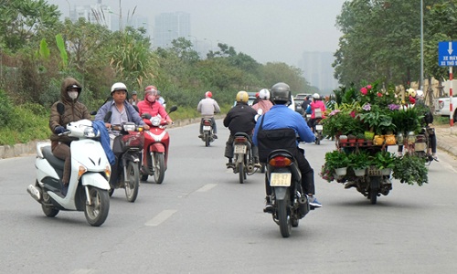 Ảnh: Người dân đánh cược mạng sống đi trên đại lộ nghìn tỷ