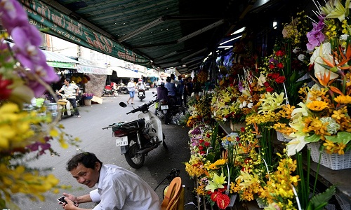 Ảnh: Vỉa hè, lòng đường biến mất ở chợ hoa lớn nhất Sài Gòn