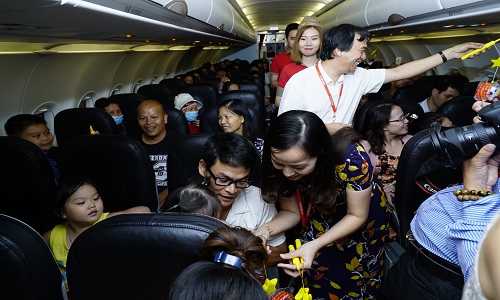 Hành khách bất ngờ đến ngỡ ngàng cùng Vietjet vui đón Trung thu