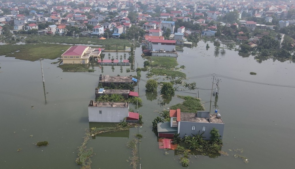 Hàng trăm ngôi nhà ở Mỹ Đức ngập sâu, cuộc sống người dân đảo lộn 