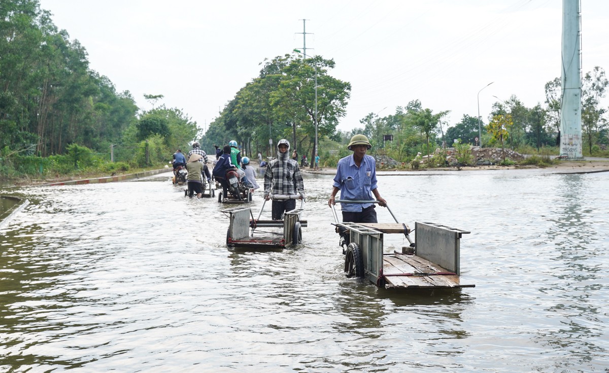 Đường gom đại lộ Thăng Long ngập sâu, xem cách người dân "vượt ngập"