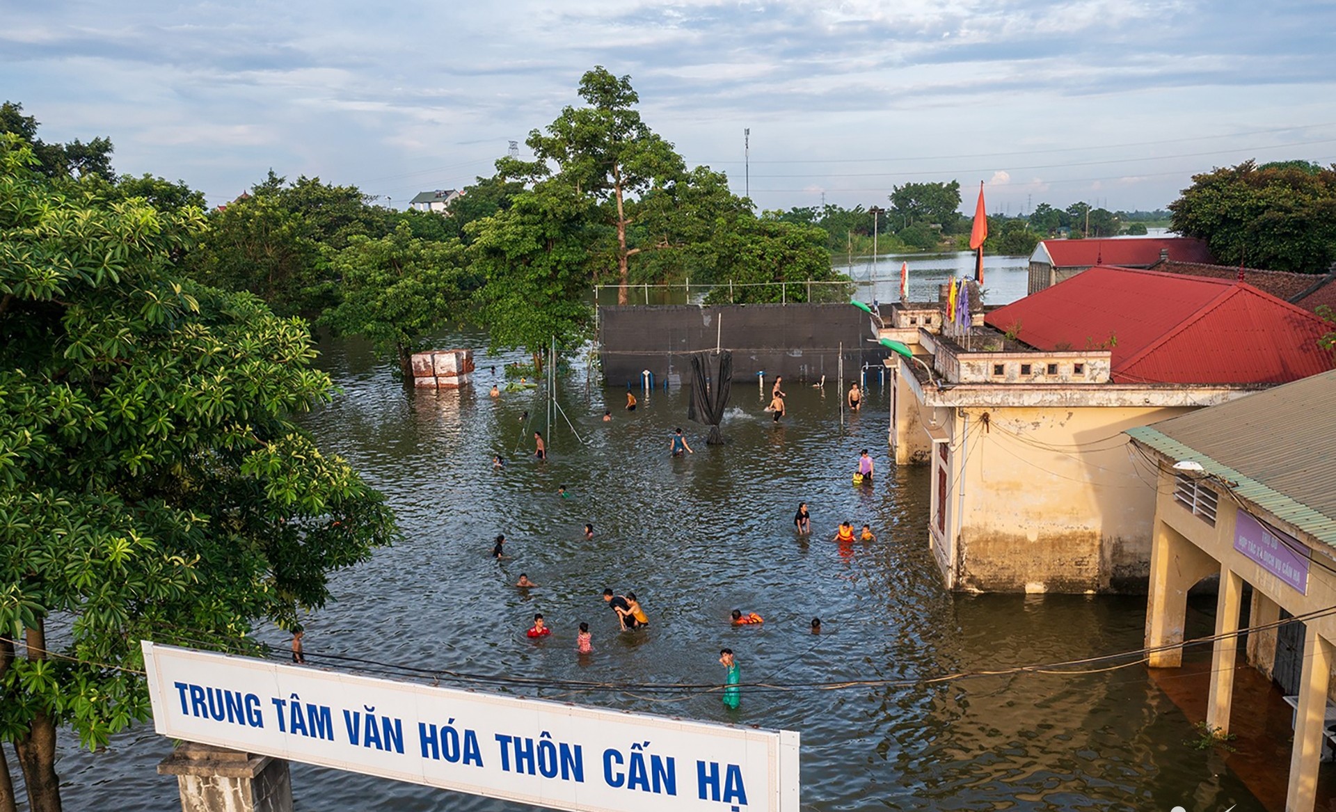 Cuộc sống tại xã ngoại thành Hà Nội 3 ngày chìm trong biển nước