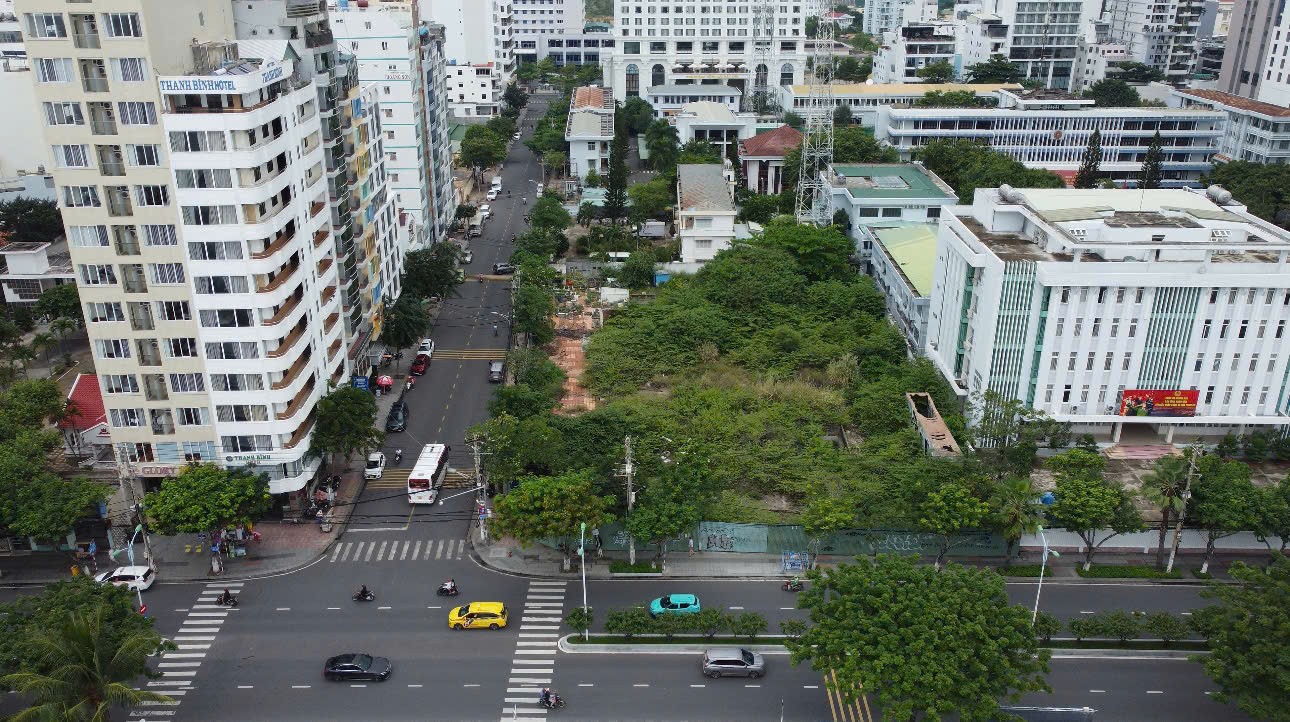 Cận cảnh những khu 'đất vàng' ven biển Nha Trang bị bỏ hoang