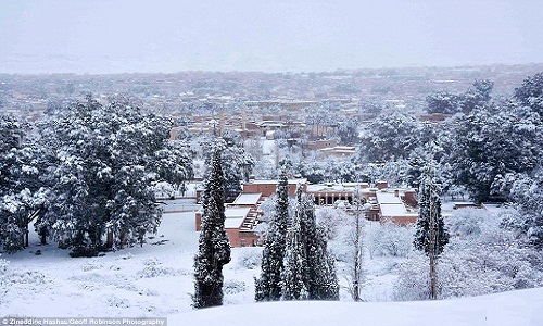 Tuyết phủ trắng sa mạc Sahara