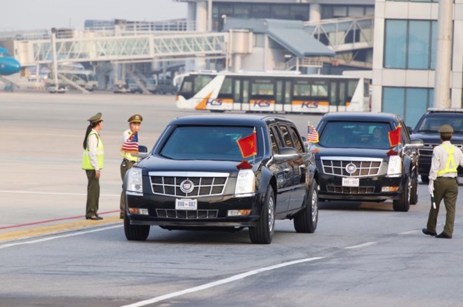 Cận cảnh đoàn xe đón Tổng thống Donald Trump tại sân bay Nội Bài