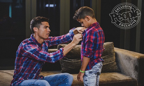 Cha con Ronaldo cùng khoe hình thể ở quảng cáo mới