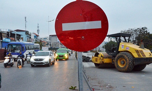 Kinh hoàng cảnh phương tiện chạy ngược chiều trên đường Nghi Tàm