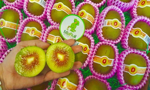 Tận mục kiwi cầu vồng 200.000 đồng/quả gây sốt thị trường Tết 2018