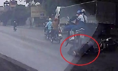 Video: Tránh ô tô ngược chiều, 2 người đi xe máy bị xe sau cán qua