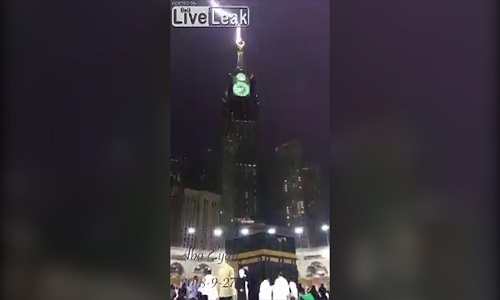 Video: Khoảnh khắc sét đánh trúng tòa nhà cao nhất ở thánh địa Mecca